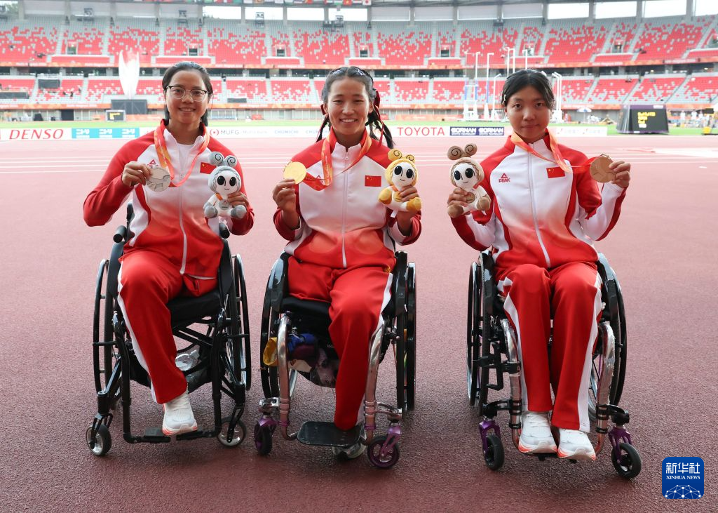 田径——亚残运会女子1500米T54决赛：中国选手包揽前三名